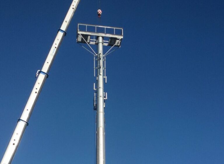 Stadio ‘Vito Curlo’ a Fasano: installata la quarta torre-faro per l’illuminazione LE FOTO Stadio 'Vito Curlo' a Fasano: installata la quarta torre-faro per l'illuminazione LE FOTO - Osservatorio Fasano