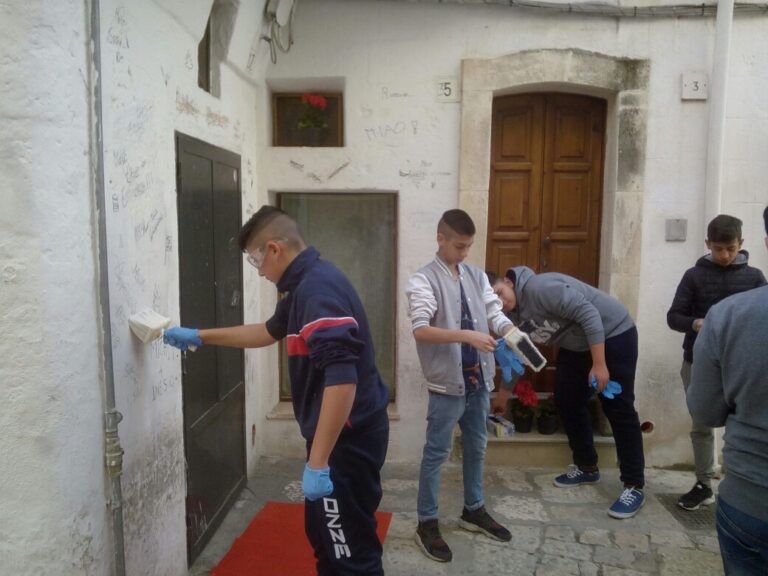 Associazione ‘U’mbracchie’ e studenti della ‘Bianco-Pascoli’ ripuliscono il centro storico di Fasano Associazione 'U'mbracchie' e studenti della 'Bianco-Pascoli' ripuliscono il centro storico di Fasano - Osservatorio Fasano