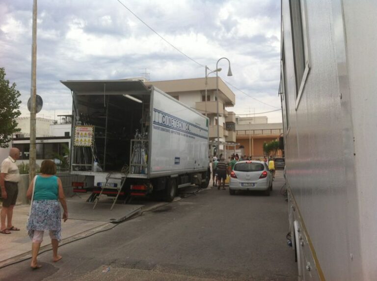 Il porto di Torre Canne diventa set cinematografico per ‘Le frise ignoranti’ Il porto di Torre Canne diventa set cinematografico per 'Le frise ignoranti' - Osservatorio Fasano