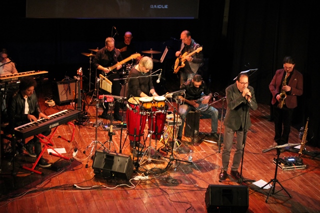 Il Teatro Sociale di Fasano si tinge di ‘mille colori’ con la Sciò Live band Il Teatro Sociale di Fasano si tinge di 'mille colori' con la Sciò Live band - Osservatorio Fasano