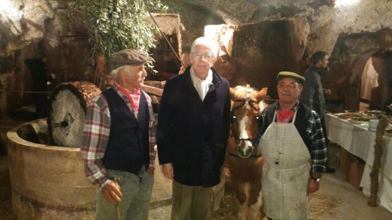 L'ex Presidente del Consiglio Mario Monti visita il presepe vivente di Pezze di Greco - Osservatorio Fasano
