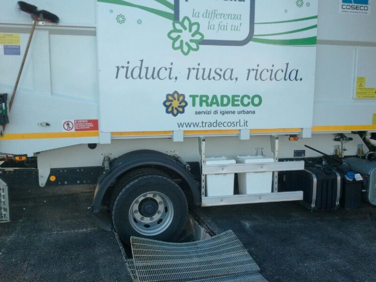 Camion della Tradeco resta bloccato in una griglia al cimitero di Fasano LE FOTO Camion della Tradeco resta bloccato in una griglia al cimitero di Fasano LE FOTO - Osservatorio Fasano