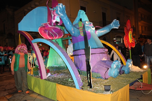 E’ ancora festa grande a Fasano per la seconda sfilata dei carri allegorici E' ancora festa grande a Fasano per la seconda sfilata dei carri allegorici - Osservatorio Fasano