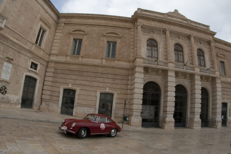 Passerella di auto storiche in Piazza Ciaia - Osservatorio Fasano