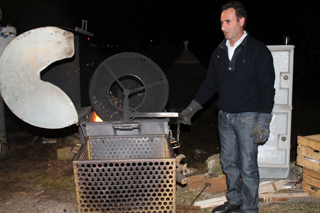 Neanche il maltempo ha fermato la ‘Sagra delle caldarroste, novello e salsiccia alla brace’ di Cocolicchio Neanche il maltempo ha fermato la 'Sagra delle caldarroste, novello e salsiccia alla brace' di Cocolicchio - Osservatorio Fasano