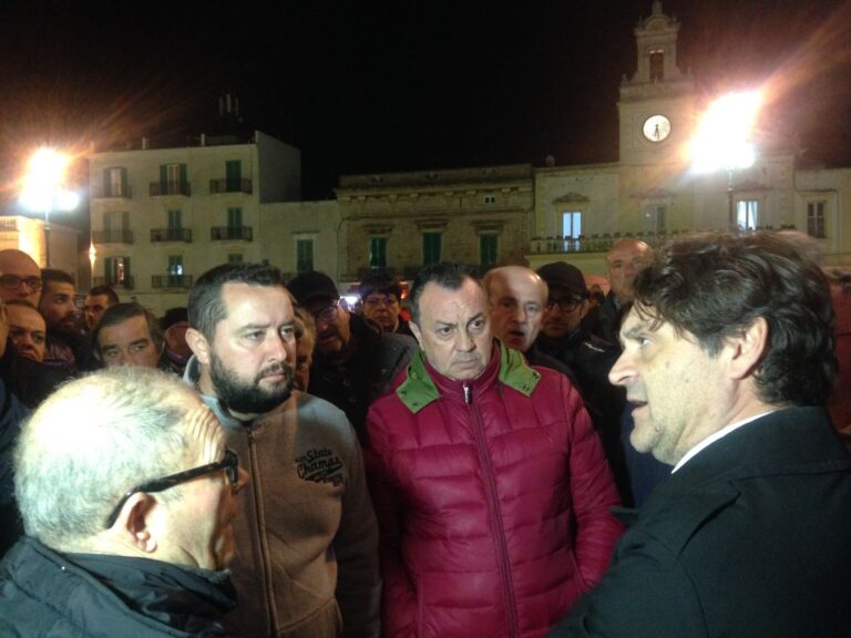 Si continua a protestare sull’ospedale di Fasano: tensione in piazza Ciaia Si continua a protestare sull'ospedale di Fasano: tensione in piazza Ciaia - Osservatorio Fasano