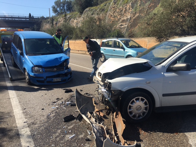 Scontro frontale sulla Statale 172 in territorio di Fasano: un ferito Scontro frontale sulla Statale 172 in territorio di Fasano: un ferito - Osservatorio Fasano