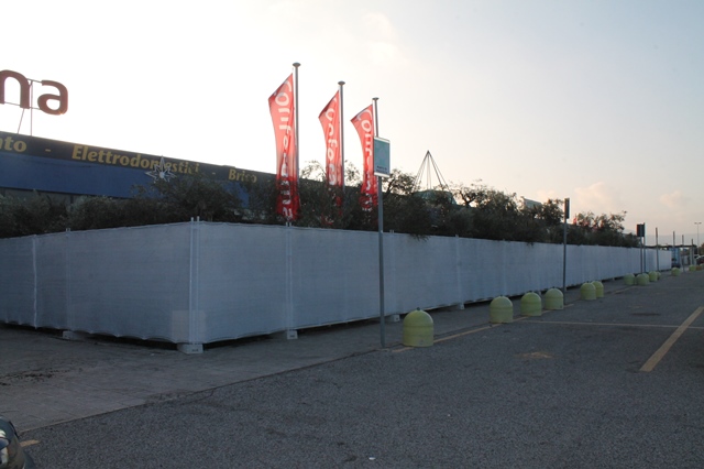 Un imponente presepe nel parcheggio del centro commerciale Conforama a Fasano Un imponente presepe nel parcheggio del centro commerciale Conforama a Fasano - Osservatorio Fasano