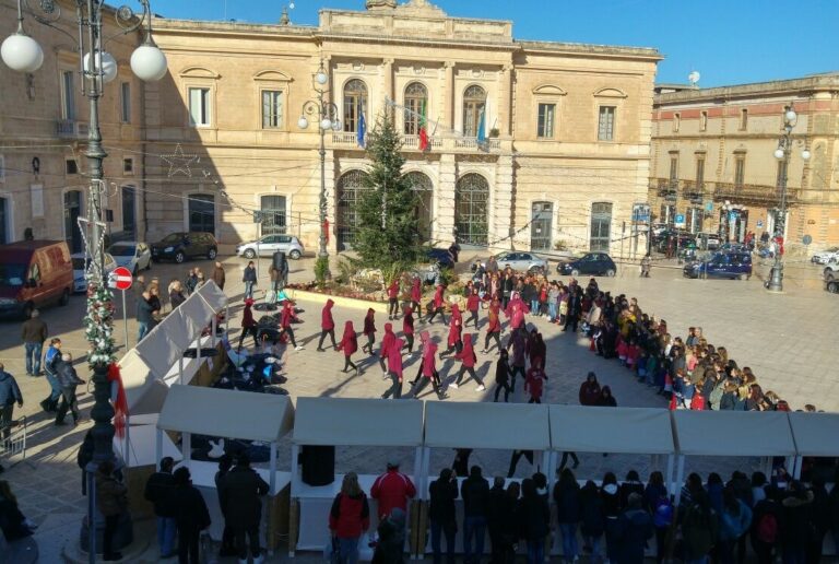 Flash mob natalizio per le alunne del professionale ‘Da Vinci’ di Fasano Flash mob natalizio per le alunne del professionale 'Da Vinci' di Fasano - Osservatorio Fasano
