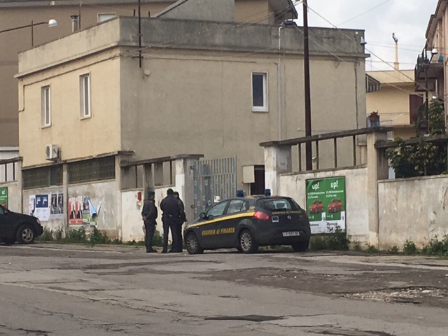 La Guardia di Finanza nell’ex mercato ortofrutticolo di Fasano La Guardia di Finanza nell'ex mercato ortofrutticolo di Fasano - Osservatorio Fasano