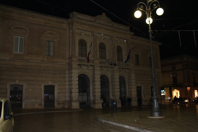 Piazza Ciaia: si ripara l’orologio ma Palazzo di Città resta al buio Piazza Ciaia: si ripara l'orologio ma Palazzo di Città resta al buio - Osservatorio Fasano