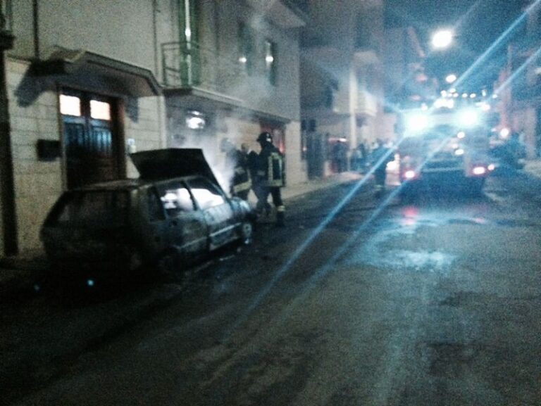 Altra auto a fuoco nel centro di Fasano: indagano i carabinieri Altra auto a fuoco nel centro di Fasano: indagano i carabinieri - Osservatorio Fasano