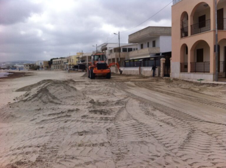 Iniziati i lavori per la passerella in legno sulla spiaggia di Torre Canne Iniziati i lavori per la passerella in legno sulla spiaggia di Torre Canne - Osservatorio Fasano