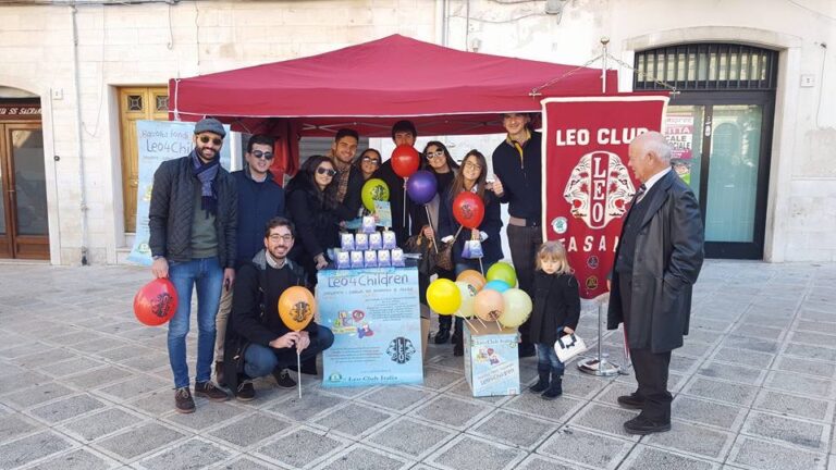Il Leo Club Fasano in piazza Ciaia per la vendita benefica di pandorini - Osservatorio Fasano