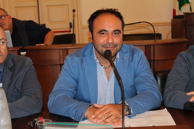 Conflitto d’interesse: consiglieri d’opposizione accusano l’assessore De Leonardis Conflitto d'interesse: consiglieri d'opposizione accusano l'assessore De Leonardis - Osservatorio Fasano