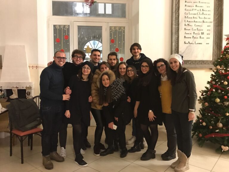 I giovani del Leo Club Fasano donano calze ai bambini dell'istituto Latorre - Osservatorio Fasano
