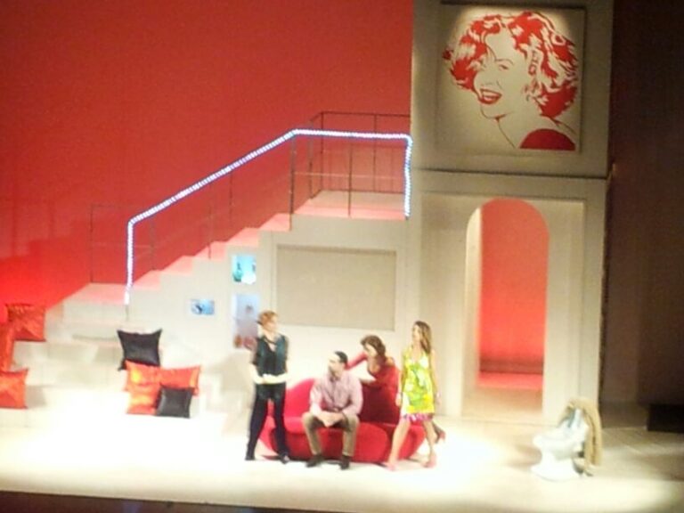 Con ‘Tr3s’ brillante inaugurazione della stagione teatrale di Fasano - Osservatorio Fasano