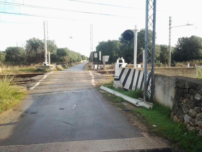 Auto distrugge passaggio a livello in territorio fasanese: disagi sulla tratta Bari Lecce - Osservatorio Fasano