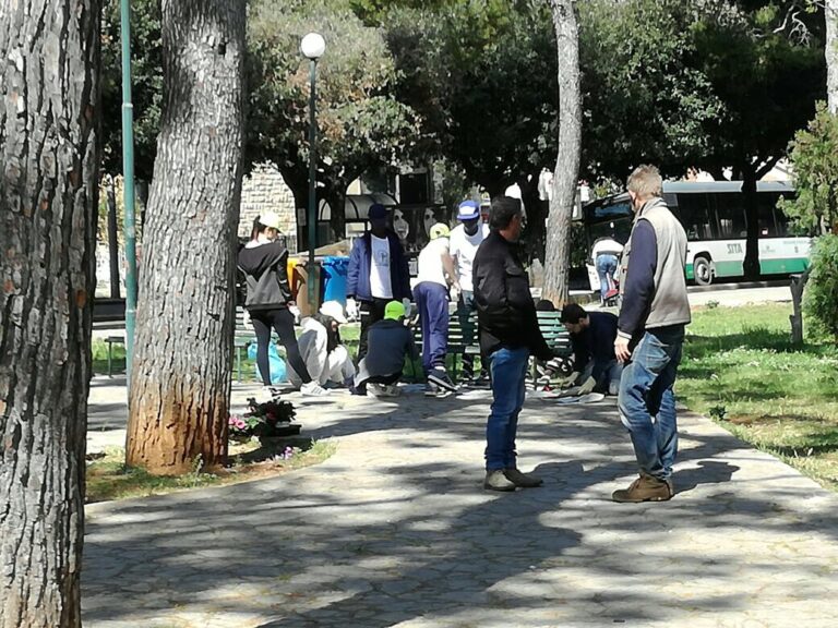 Gruppo di giovani pulisce la villa comunale di Fasano nell'ambito di 'Live Your Park' - Osservatorio Fasano