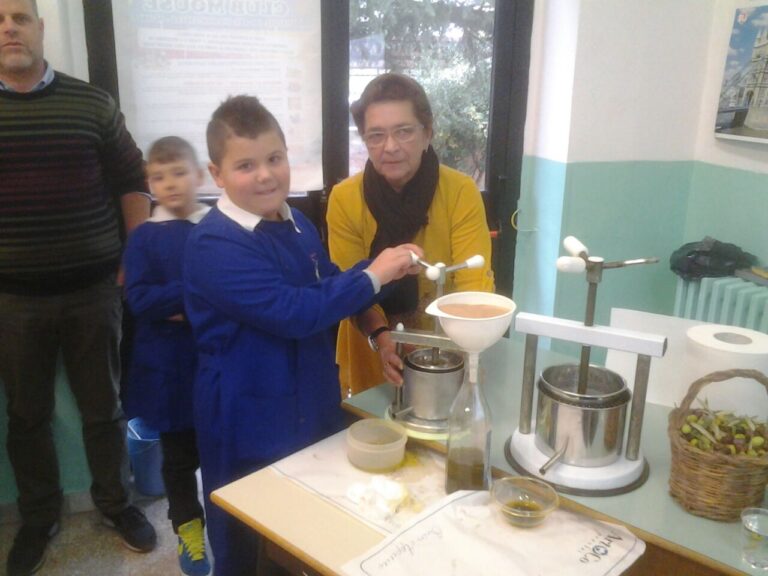 I bambini di Pozzo Faceto imparano a fare l’olio I bambini di Pozzo Faceto imparano a fare l'olio - Osservatorio Fasano