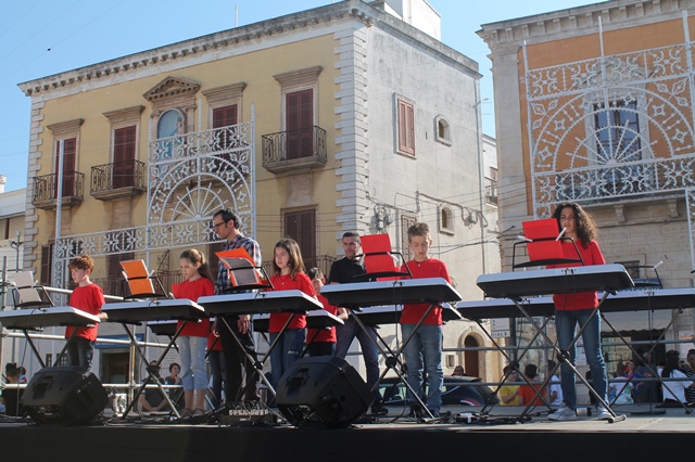Corso musicale nelle scuole fasanesi grazie al Gal: concerto conclusivo in piazza Ciaia Corso musicale nelle scuole fasanesi grazie al Gal: concerto conclusivo in piazza Ciaia - Osservatorio Fasano