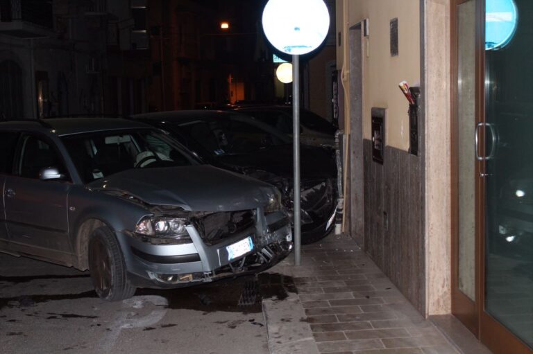 Auto si scontrano e rompono conduttura del gas: paura nella notte a Fasano Auto si scontrano e rompono conduttura del gas: paura nella notte a Fasano - Osservatorio Fasano