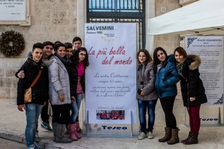 Cos'è la Costituzione? Gli studenti dell'ITC in piazza per intervistare i fasanesi - Osservatorio Fasano