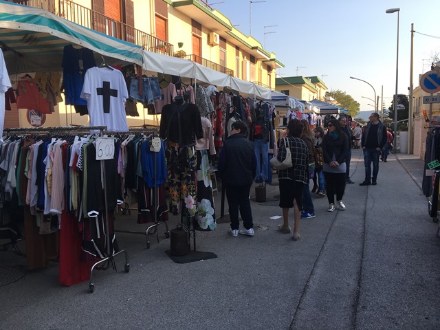 Mercato domenicale a Torre Canne: nuova ordinanza del sindaco ma pochi la rispettano Mercato domenicale a Torre Canne: nuova ordinanza del sindaco ma pochi la rispettano - Osservatorio Fasano
