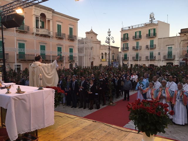 Centinaia di persone in piazza Ciaia a Fasano per la messa in onore di S. Rita Centinaia di persone in piazza Ciaia a Fasano per la messa in onore di S. Rita - Osservatorio Fasano