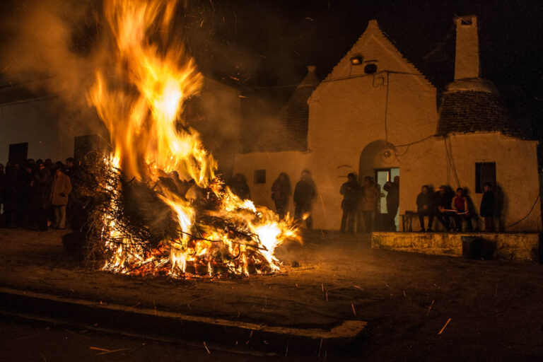 Il fuoco della Fanova accende e riscalda il borgo di Cocolicchio Il fuoco della Fanova accende e riscalda il borgo di Cocolicchio - Osservatorio Fasano