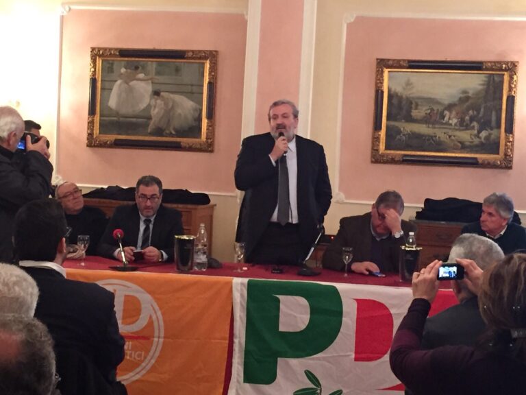 Michele Emiliano si confronta con i circoli del Pd in vista delle regionali - Osservatorio Fasano