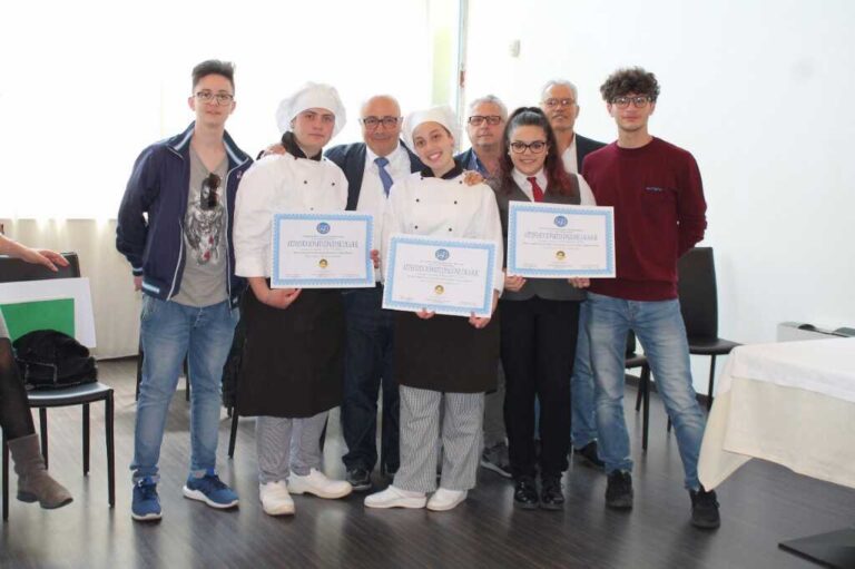 Studentessa dell’Alberghiero di Fasano vince concorso ‘Arte in tavola’ Studentessa dell'Alberghiero di Fasano vince concorso 'Arte in tavola' - Osservatorio Fasano