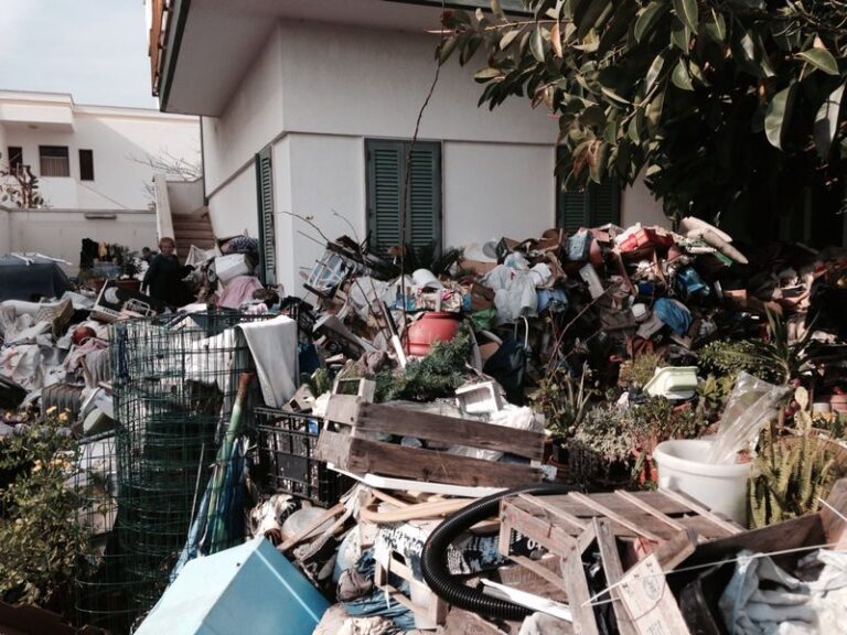 Anziane vivono in mezzo ai rifiuti a Savelletri: intervengono sindaco e forze dell’ordine Anziane vivono in mezzo ai rifiuti a Savelletri: intervengono sindaco e forze dell'ordine - Osservatorio Fasano