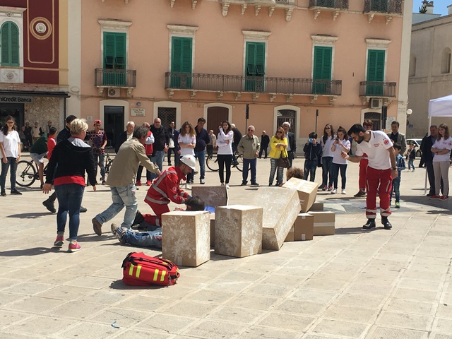 Simulazioni e dimostrazioni della Croce Rossa di Fasano in piazza Ciaia Simulazioni e dimostrazioni della Croce Rossa di Fasano in piazza Ciaia - Osservatorio Fasano
