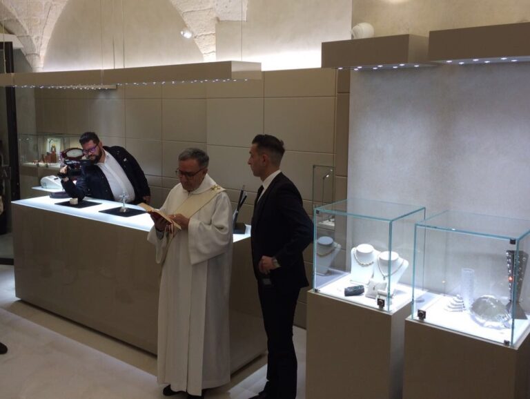 Nuovo look e tanta classe per la Gioielleria Abete Nuovo look e tanta classe per la Gioielleria Abete - Osservatorio Fasano