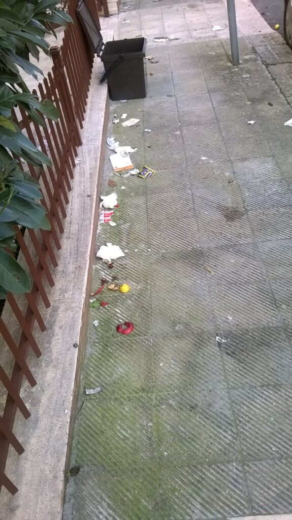 Strade del centro cittadino di Fasano sporche: la denuncia di alcuni cittadini Strade del centro cittadino di Fasano sporche: la denuncia di alcuni cittadini - Osservatorio Fasano