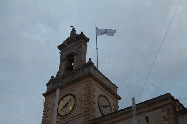 Issata in piazza Ciaia a Fasano la bandiera con l’immagine della Madonna Issata in piazza Ciaia a Fasano la bandiera con l'immagine della Madonna - Osservatorio Fasano