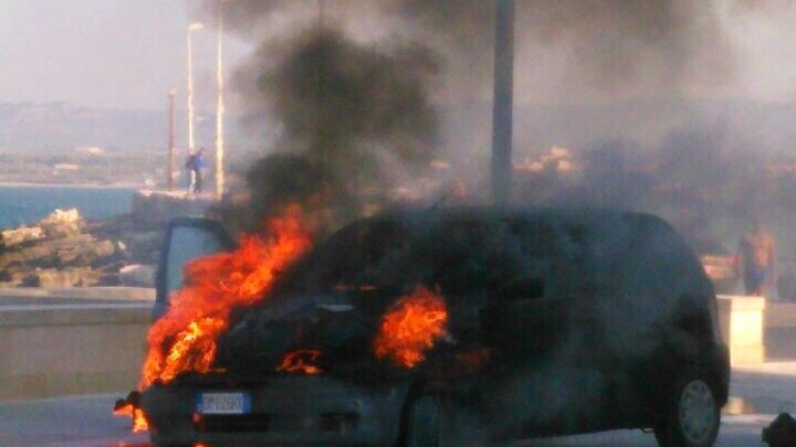 Auto a fuoco a Torre Canne: tanto spavento, nessun ferito Auto a fuoco a Torre Canne: tanto spavento, nessun ferito - Osservatorio Fasano