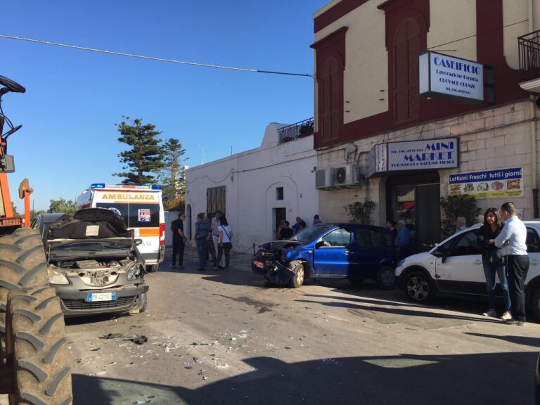Carambola nel centro di Speziale: quattro feriti LE FOTO Carambola nel centro di Speziale: quattro feriti LE FOTO - Osservatorio Fasano