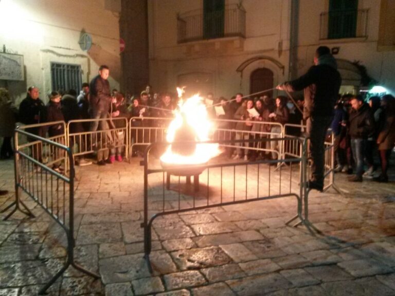 Tradizione rispettata a Fasano: bruciata una ‘quarantana’ per sancire la fine della Quaresima Tradizione rispettata a Fasano: bruciata una 'quarantana' per sancire la fine della Quaresima - Osservatorio Fasano