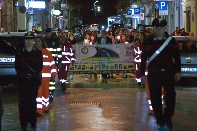 Centinaia di fiaccole per le vie di Fasano, per ricordare le infinite vittime della strada Centinaia di fiaccole per le vie di Fasano, per ricordare le infinite vittime della strada - Osservatorio Fasano