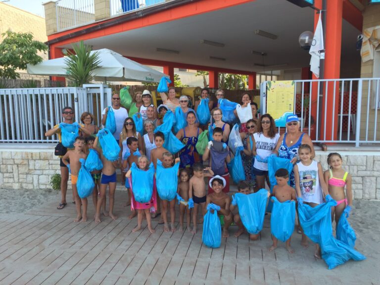 Residenti a Torre Canne puliscono un tratto di spiaggia Residenti a Torre Canne puliscono un tratto di spiaggia - Osservatorio Fasano