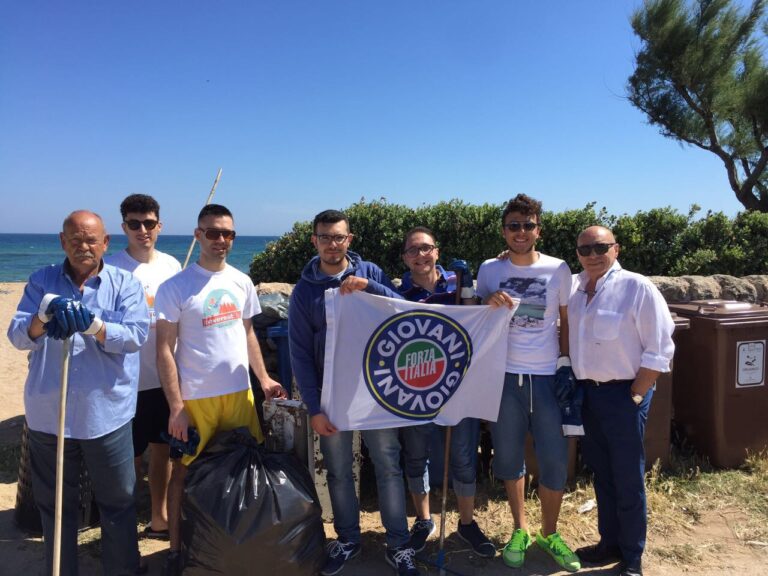Tratto di costa a Forcatella ripulito dai Giovani di Forza Italia - Osservatorio Fasano