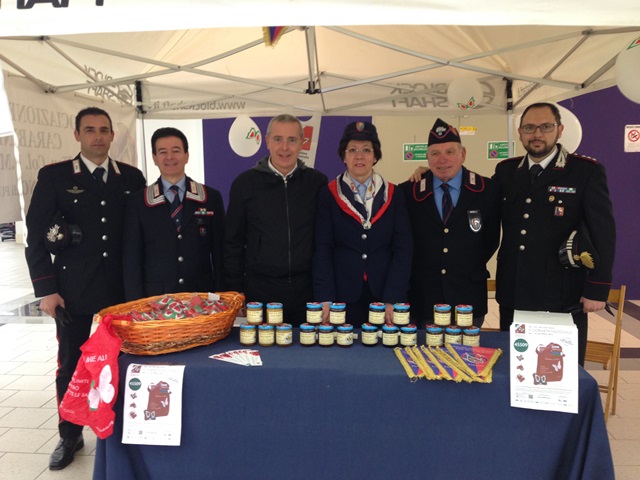 La sezione fasanese dell’Associazione Nazionale Carabinieri vende miele a favore dell’Uildm La sezione fasanese dell'Associazione Nazionale Carabinieri vende miele a favore dell'Uildm - Osservatorio Fasano