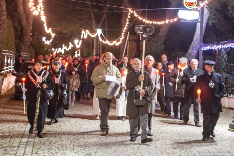 Fiaccolata in viale Toledo: il Bambinello di Praga al Trullo del Signore Fiaccolata in viale Toledo: il Bambinello di Praga al Trullo del Signore - Osservatorio Fasano
