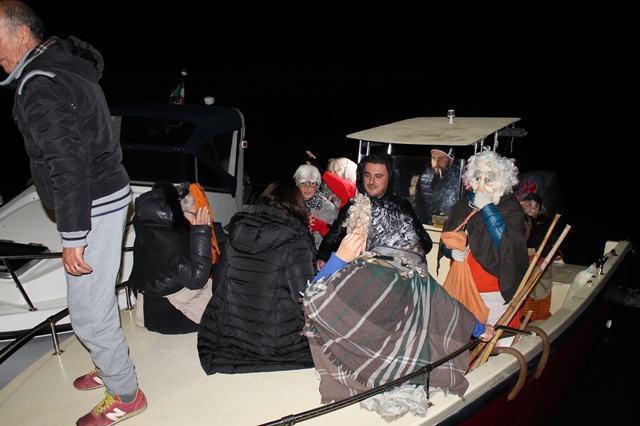 Tanta gente a Savelletri per la ‘Befana vien dal mare’ Tanta gente a Savelletri per la 'Befana vien dal mare' - Osservatorio Fasano
