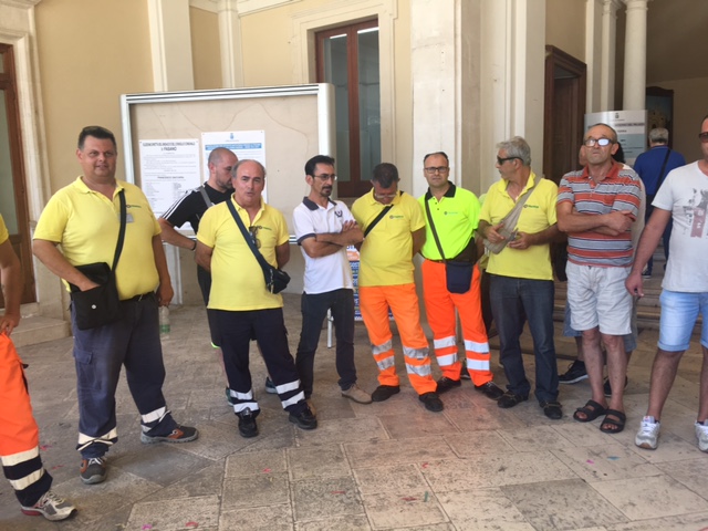 Fasano a rischio caos rifiuti: un altro sindacato proclama uno sciopero per il 6 settembre Fasano a rischio caos rifiuti: un altro sindacato proclama uno sciopero per il 6 settembre - Osservatorio Fasano