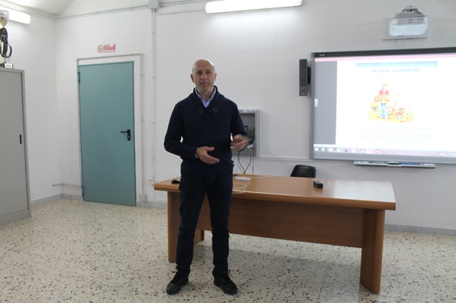 ‘Dal banco alla strada’: a Pezze e Montalbano lezione sulla segnaletica del commissario Saracino 'Dal banco alla strada': a Pezze e Montalbano lezione sulla segnaletica del commissario Saracino - Osservatorio Fasano