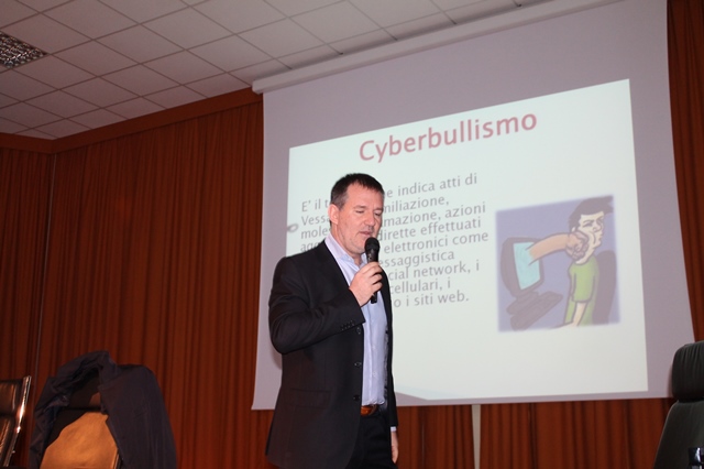Cyberbullismo: al ‘Da Vinci’ di Fasano incontro per studenti e genitori Cyberbullismo: al 'Da Vinci' di Fasano incontro per studenti e genitori - Osservatorio Fasano