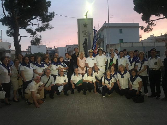 L’ammainabandiera segna la Festa della Marina a Fasano L'ammainabandiera segna la Festa della Marina a Fasano - Osservatorio Fasano